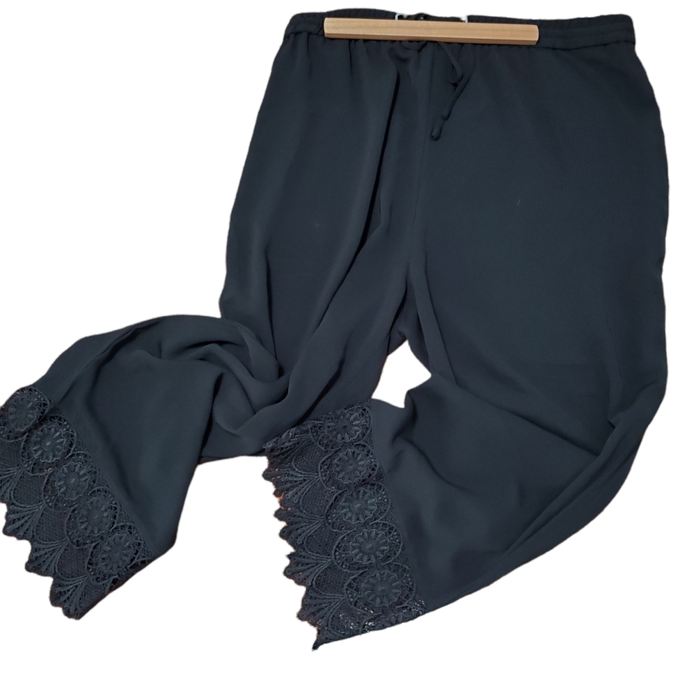 BLACK CAPRIS WITH EMBROIDERY HEMS - XL